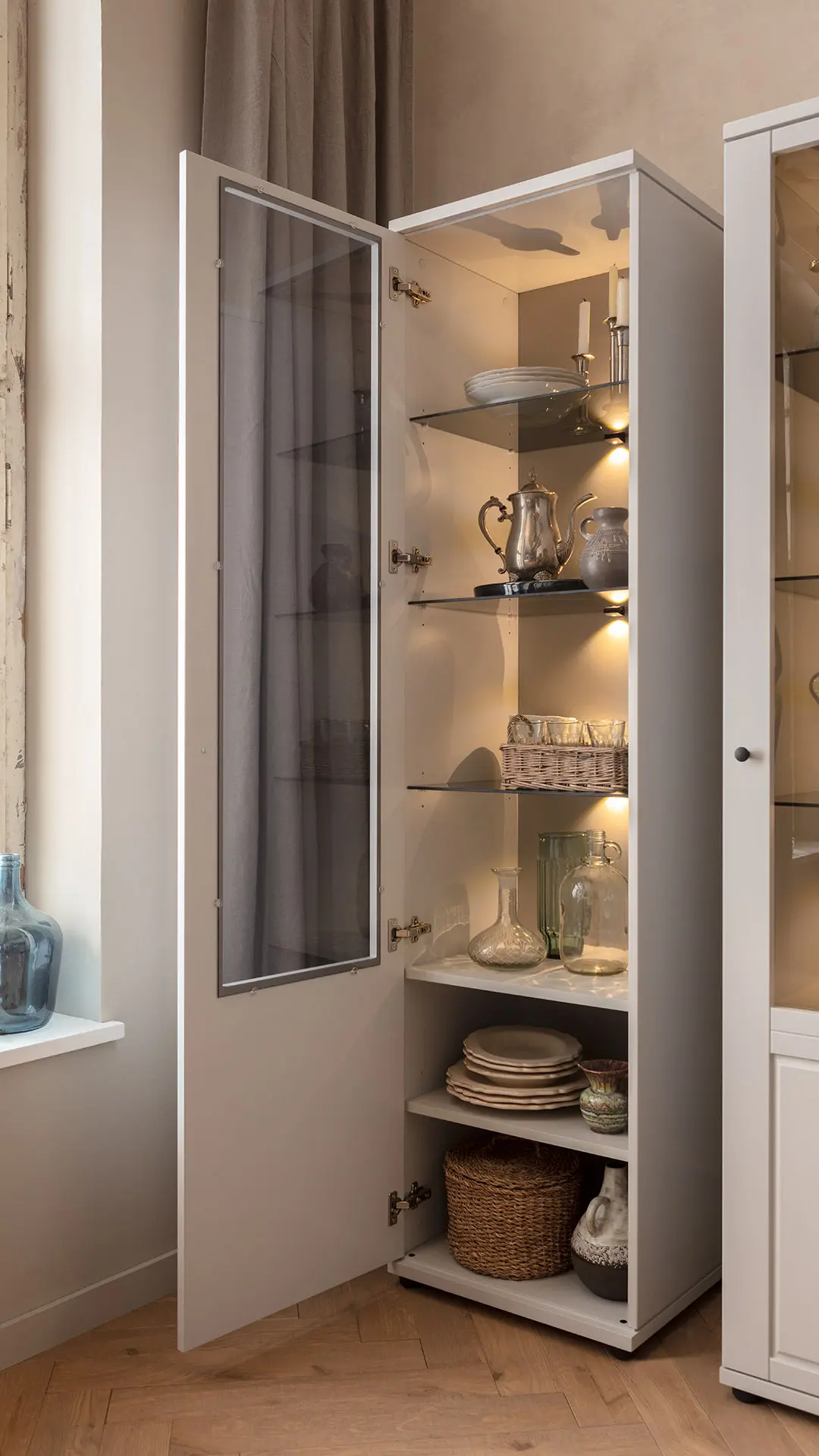 Lebensart Vitrine Stafford gefüllt mit dekorativem Geschirr